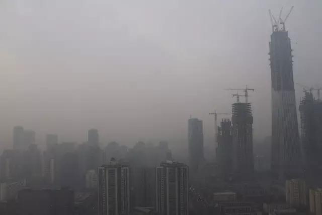 《北京防治大气污染 黄色预警企业停限产与4个月“停工令”的利与反思——基于绿色转型的可持续治理路径》